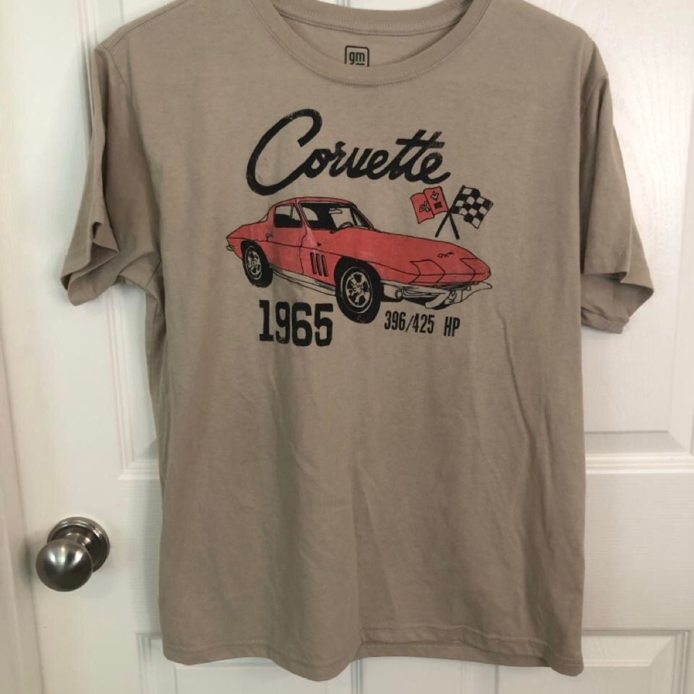 GM Corvette 1965 Women’s Graphic Tee - Tan with Red Car Print